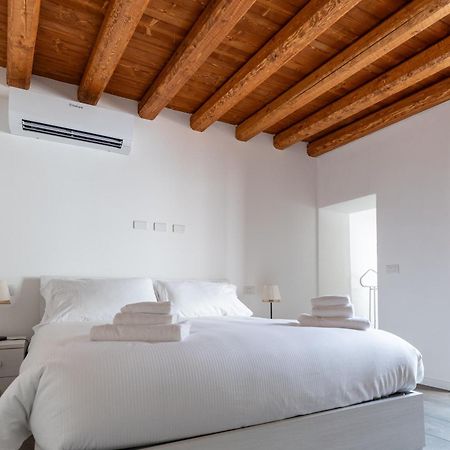 Piazza Del Lago Suites 梅纳焦 外观 照片