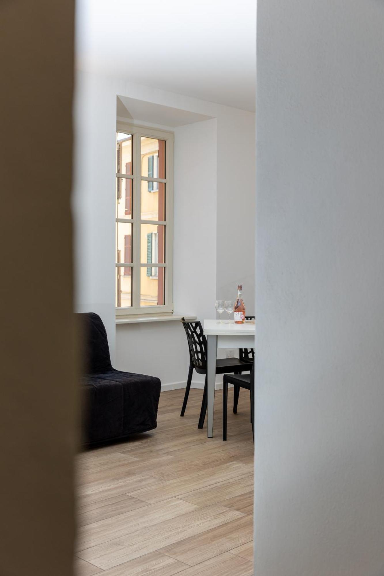 Piazza Del Lago Suites 梅纳焦 外观 照片
