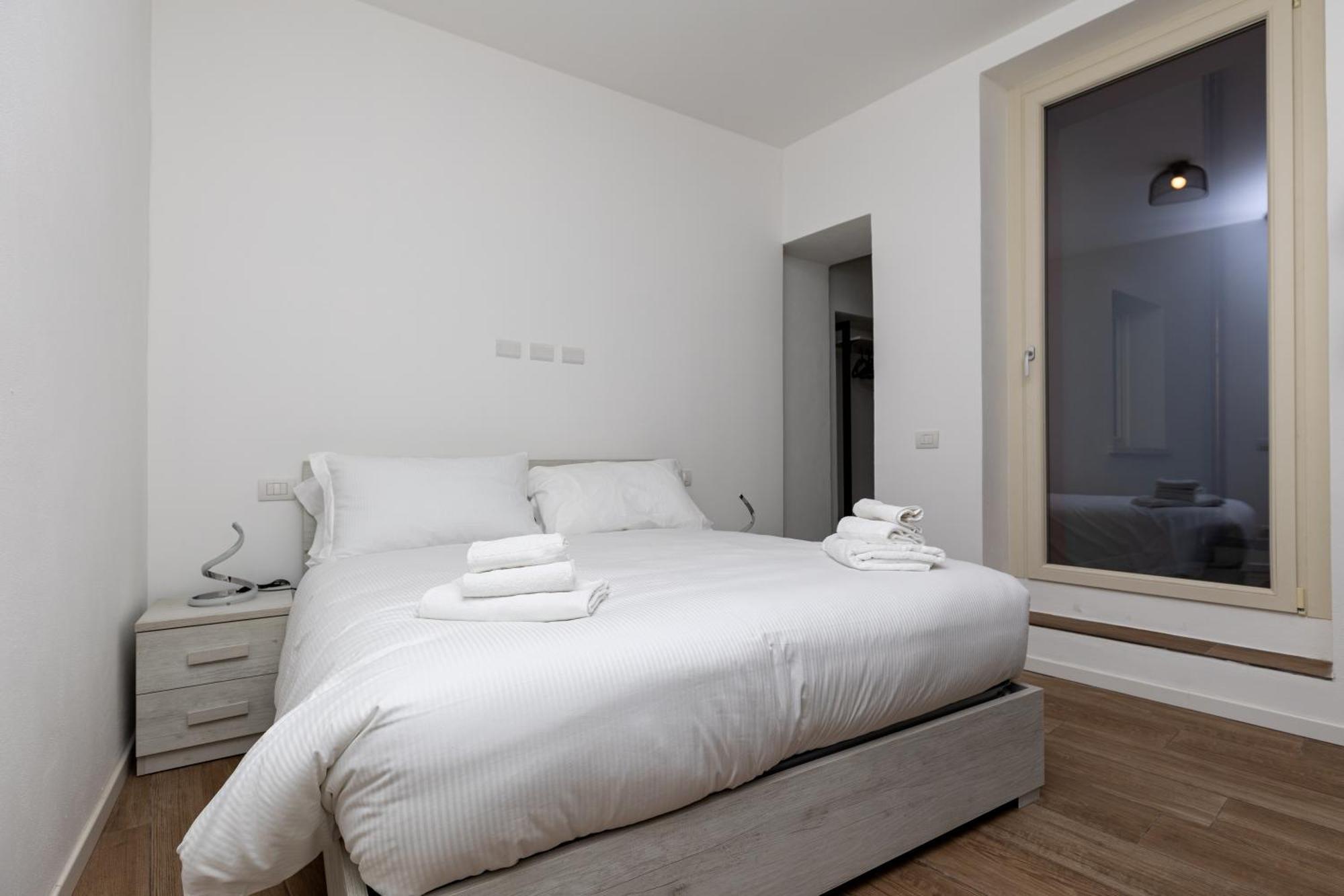 Piazza Del Lago Suites 梅纳焦 外观 照片