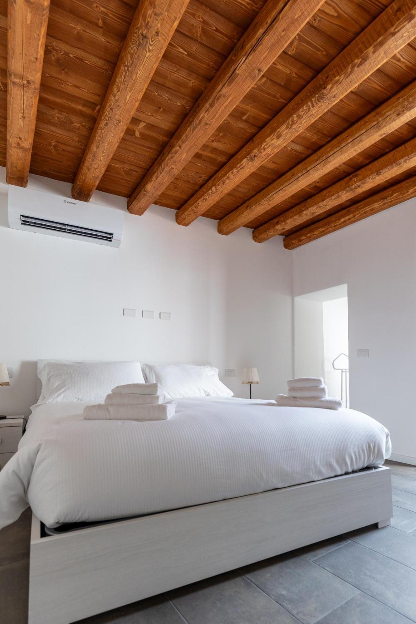 Piazza Del Lago Suites 梅纳焦 外观 照片