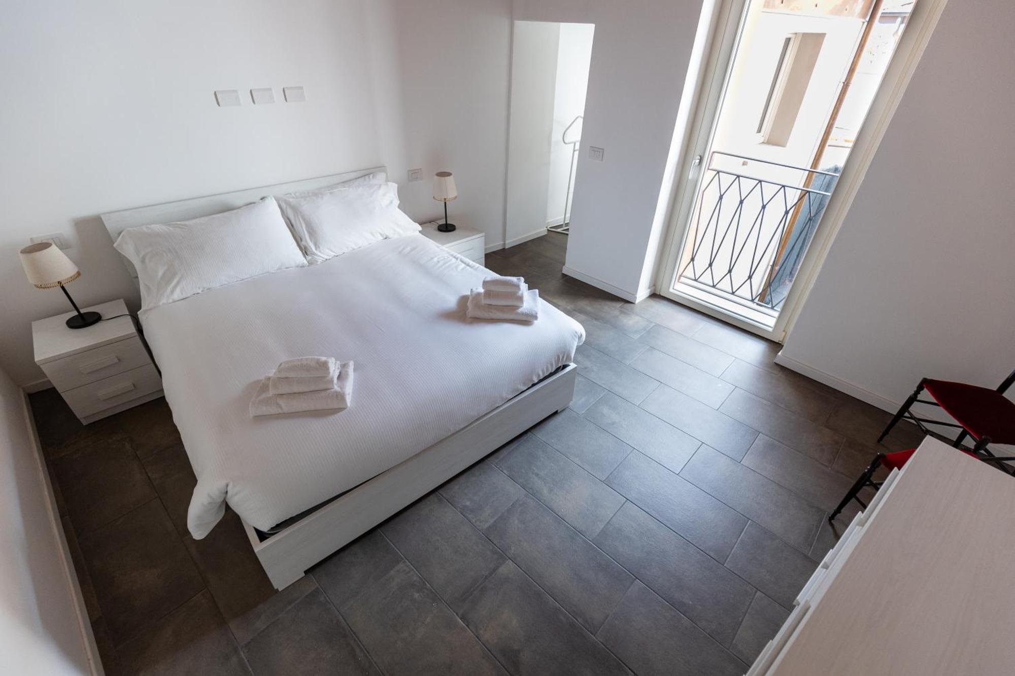 Piazza Del Lago Suites 梅纳焦 外观 照片