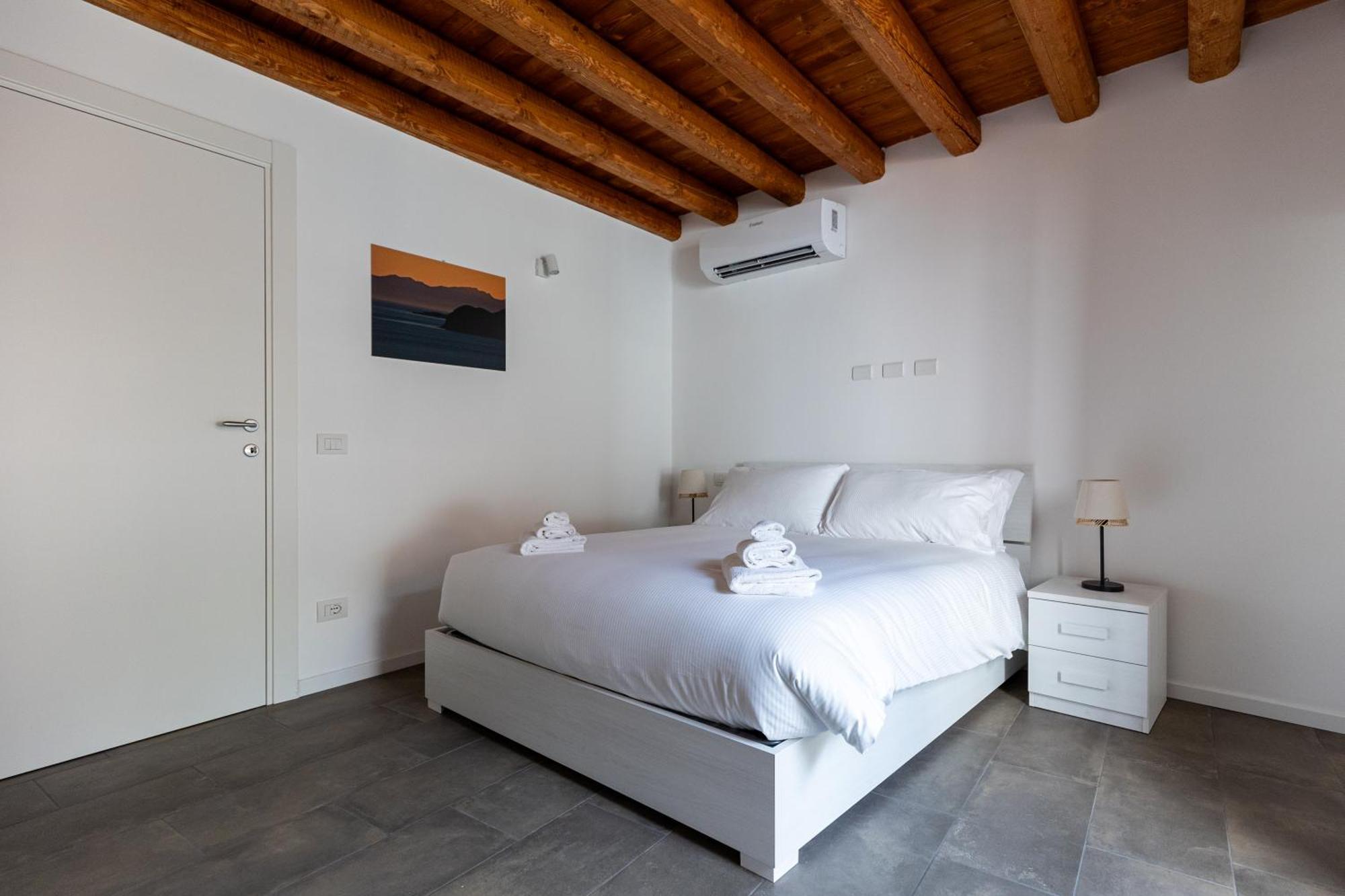 Piazza Del Lago Suites 梅纳焦 外观 照片