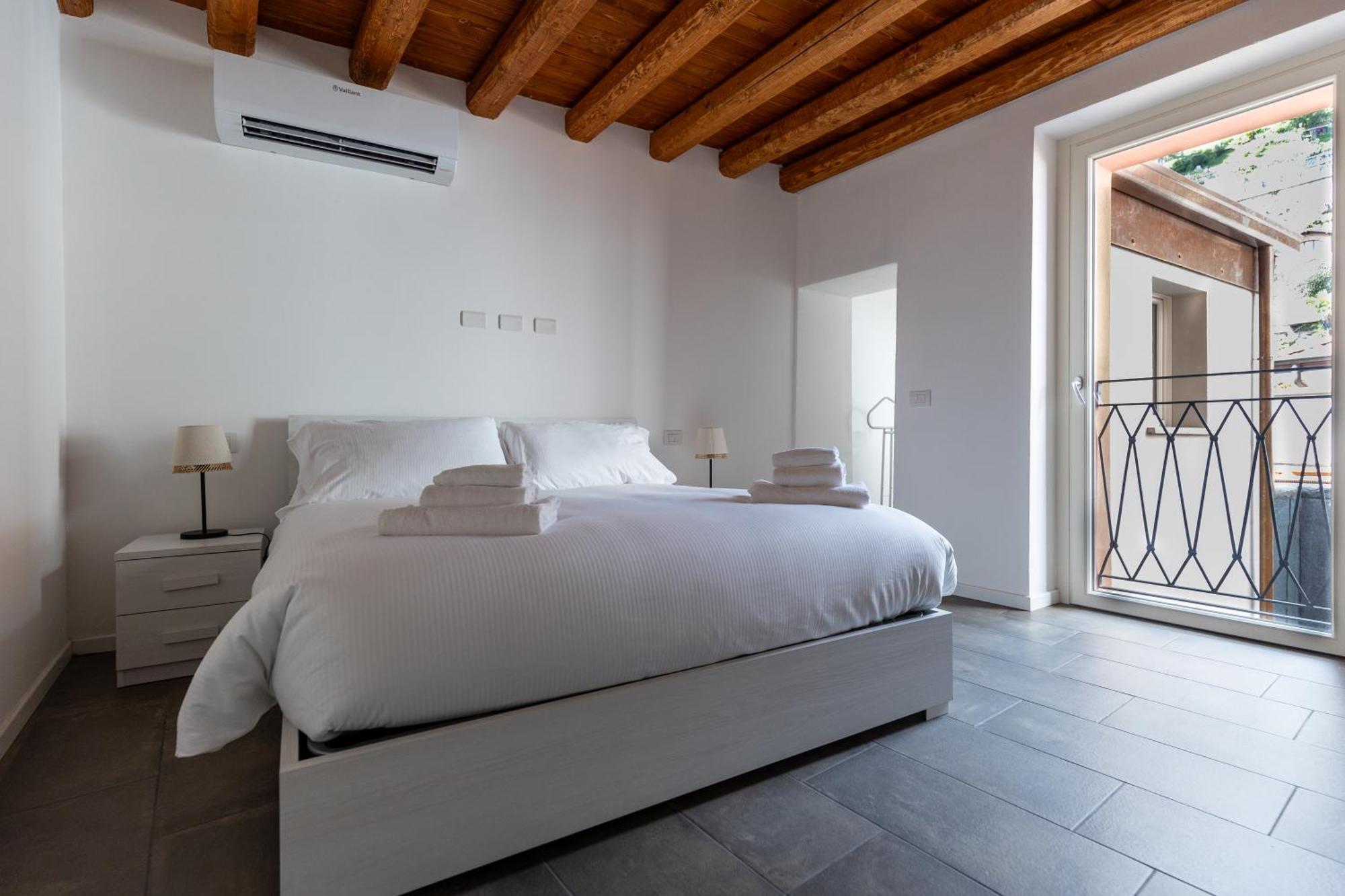 Piazza Del Lago Suites 梅纳焦 外观 照片