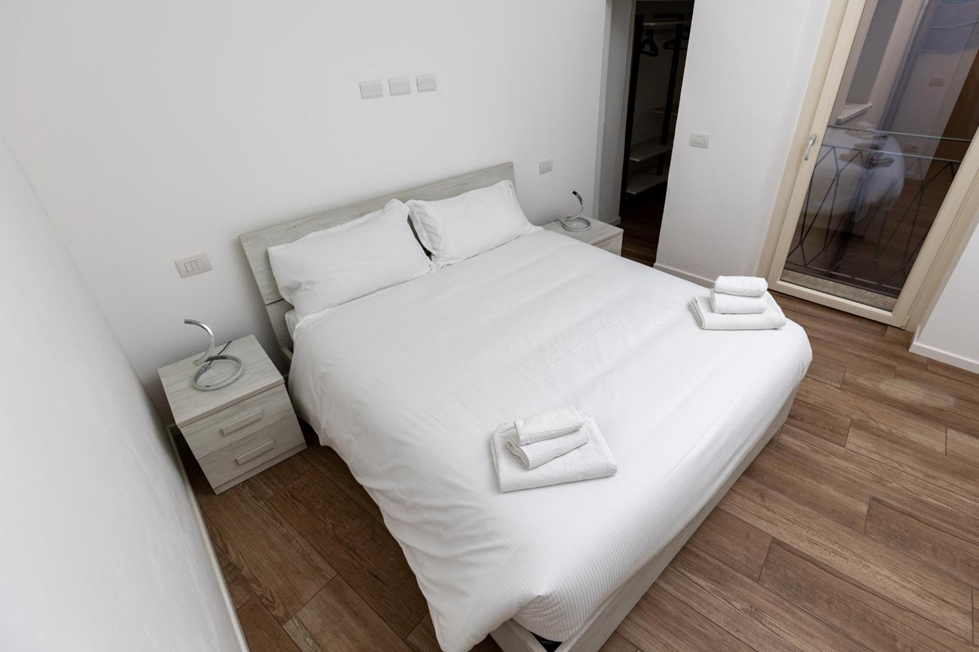 Piazza Del Lago Suites 梅纳焦 外观 照片